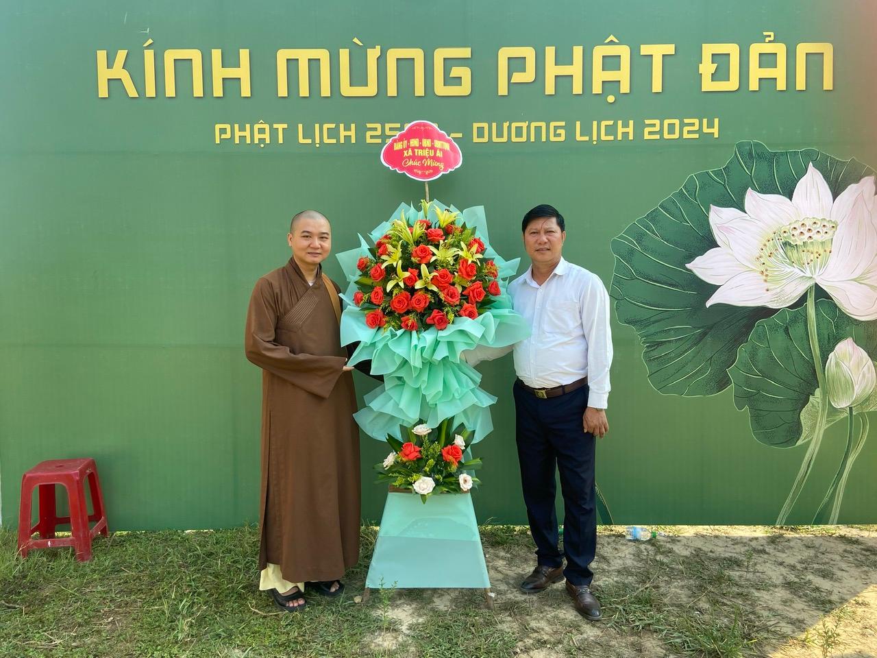 Lãnh đạo xã thăm, tặng hoa chúc mừng tăng ni, phật tử các chùa nhân dịp Đại Lễ Phật đản năm 2024.